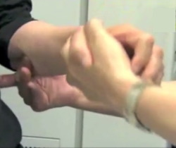 促通反復療法（川平法）：回内回外の筋肉刺激